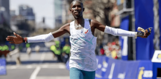 El keniano John Korir rompió el récord del Maratón de Boston en su edición número 130 con un tiempo de 2h01:52.