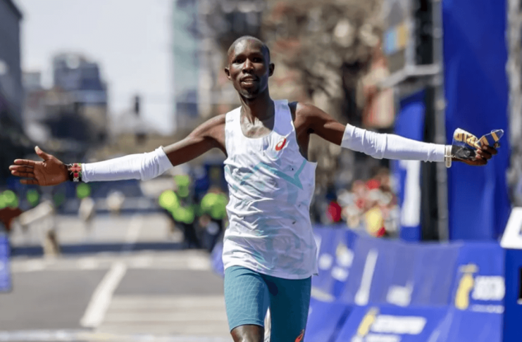El keniano John Korir rompió el récord del Maratón de Boston en su edición número 130 con un tiempo de 2h01:52.