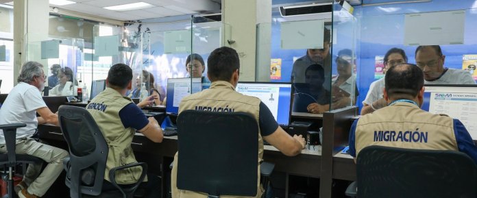 Alrededor de medio millón de personas ingresaron y salieron del país durante Semana Santa. Foto La Hora: IGM.