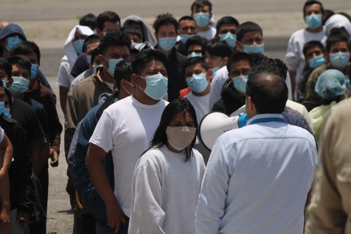 Migrantes guatemaltecos deportados desde Estados Unidos en 2022. Foto La Hora: José Orozco.