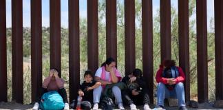 Una familia migrante espera en la frontera de Estados Unidos. Foto: EFE/EPA/Allison Dinner