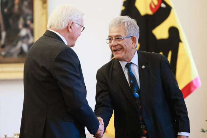 El presidente alemán Frank-Walter Steinmeier (izq.) recibe al exjuez guatemalteco Miguel Ángel Gálvez durante su encuentro en el Palacio de Bellevue en Berlín, Alemania. Foto La Hora: EFE