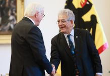 El presidente alemán Frank-Walter Steinmeier (izq.) recibe al exjuez guatemalteco Miguel Ángel Gálvez durante su encuentro en el Palacio de Bellevue en Berlín, Alemania. Foto La Hora: EFE