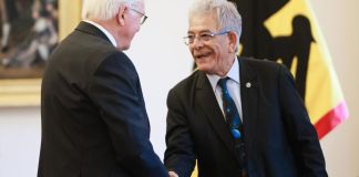 El presidente alemán Frank-Walter Steinmeier (izq.) recibe al exjuez guatemalteco Miguel Ángel Gálvez durante su encuentro en el Palacio de Bellevue en Berlín, Alemania. Foto La Hora: EFE