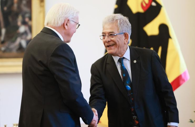 El presidente alemán Frank-Walter Steinmeier (izq.) recibe al exjuez guatemalteco Miguel Ángel Gálvez durante su encuentro en el Palacio de Bellevue en Berlín, Alemania. Foto La Hora: EFE
