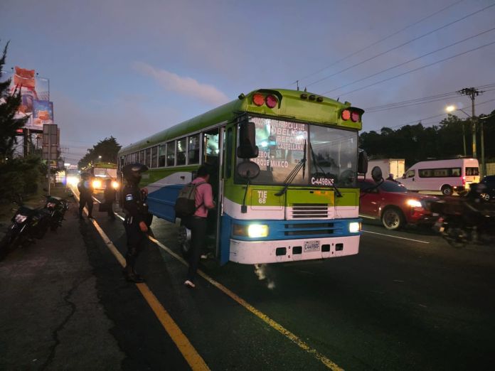 Mixco Se cumplen 15 días desde que Neto Bran anunció un aumento al pasaje en Mixco. Foto La Hora: Neto Bran.