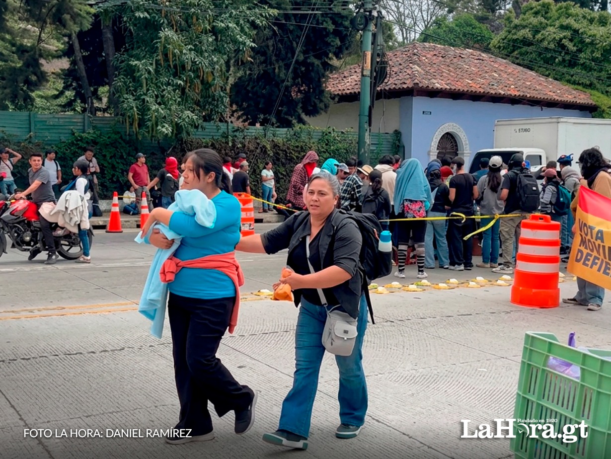 Madre con recién nacido sufre consecuencias de bloqueo tras fraude en la Usac