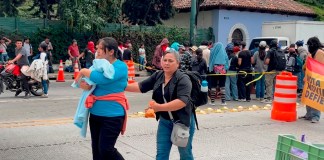 Mujer afectada por bloqueos ocasionados por fraude en la USAC en la elección de rector. Arte La Hora: Alejandro Ramírez