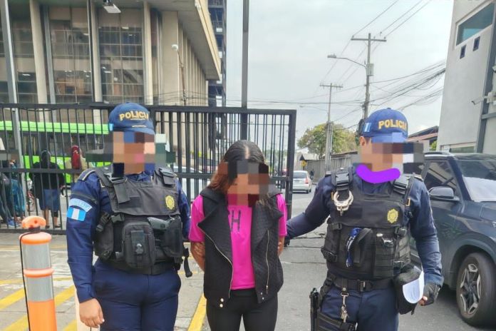 Mujer capturada por el presunto abandono de su hija. Foto La Hora: MP