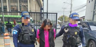 Mujer capturada por el presunto abandono de su hija. Foto La Hora: MP