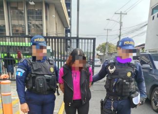 Mujer capturada por el presunto abandono de su hija. Foto La Hora: MP