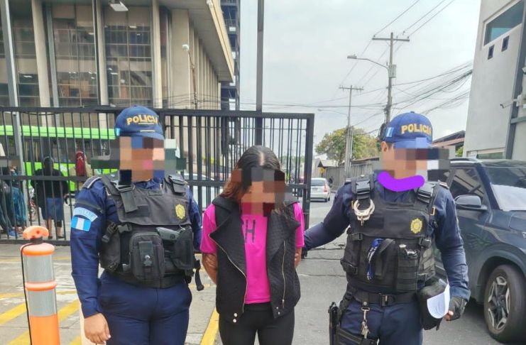 Mujer capturada por el presunto abandono de su hija. Foto La Hora: MP