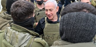 El primer ministro israelí, Benjamín Netanyahu, cruzó este domingo la frontera con Líbano.