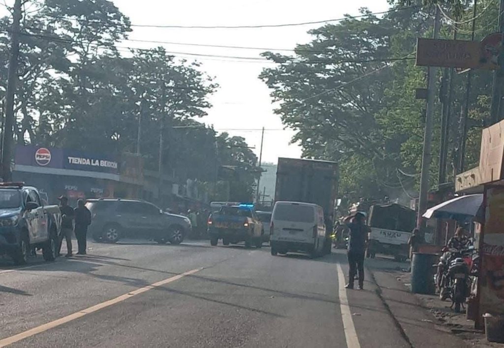 El paso vehicular se ha visto interrumpido por la manifestación de los veteranos militares. Foto La Hora: Noticias Redes del Sur