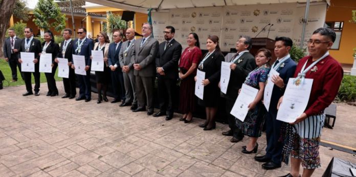 En 2025, diez maestros fueron galardonados con la orden por su innovación y aporte en la educación. Foto La Hora: Gobierno de Guatemala