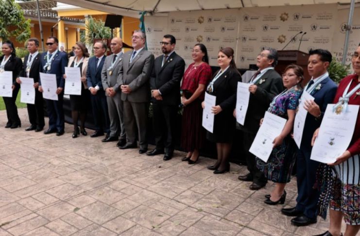En 2025, diez maestros fueron galardonados con la orden por su innovación y aporte en la educación. Foto La Hora: Gobierno de Guatemala