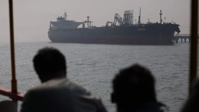El buque cisterna de alcance medio Peace Gulf, con bandera panameña, es el tercer barco en cruzar el estrecho y actualmente se dirige al puerto de Hamriyah, en Emiratos Árabes Unidos. Foto La Hora: EFE