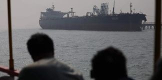 El buque cisterna de alcance medio Peace Gulf, con bandera panameña, es el tercer barco en cruzar el estrecho y actualmente se dirige al puerto de Hamriyah, en Emiratos Árabes Unidos. Foto La Hora: EFE