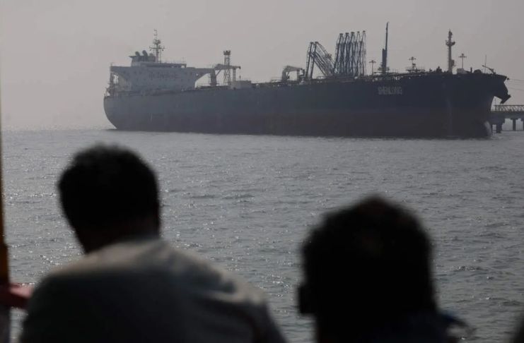 El buque cisterna de alcance medio Peace Gulf, con bandera panameña, es el tercer barco en cruzar el estrecho y actualmente se dirige al puerto de Hamriyah, en Emiratos Árabes Unidos. Foto La Hora: EFE