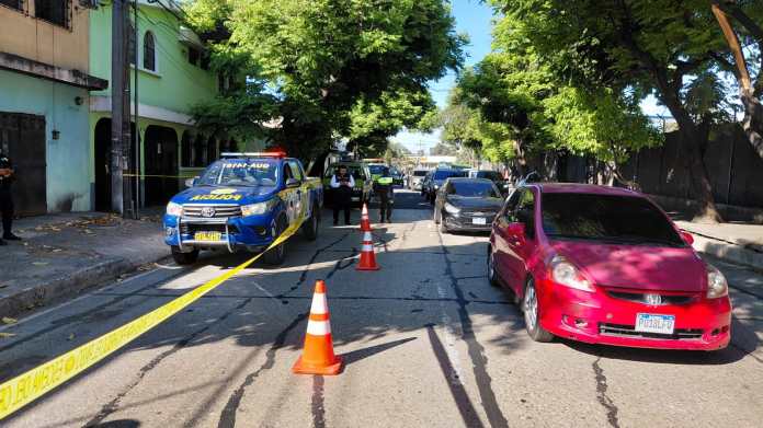 Los cuerpos de socorro fueron notificados del hallazgo de dos personas fallecidas envueltas en sábanas en la colonia La Reformita, zona 12. Foto La Hora: Bomberos Municipales
