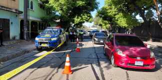 Los cuerpos de socorro fueron notificados del hallazgo de dos personas fallecidas envueltas en sábanas en la colonia La Reformita, zona 12. Foto La Hora: Bomberos Municipales