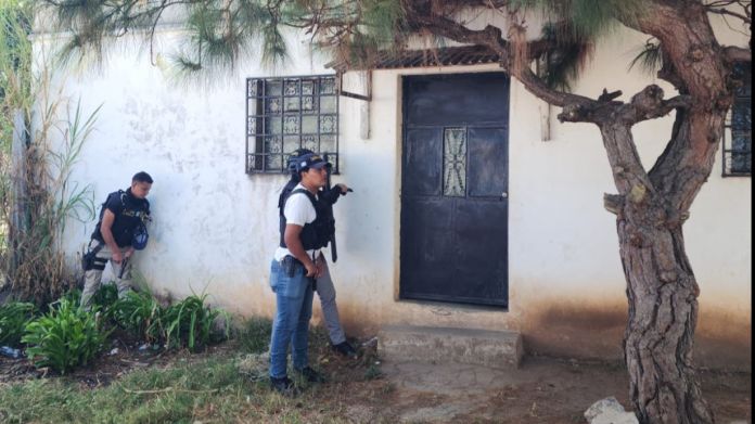En este inmueble se desarrolló el operativo el día domingo por las fuerzas de seguridad donde se ubicó un arsenal. Foto La Hora: PNC