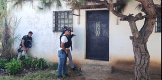 En este inmueble se desarrolló el operativo el día domingo por las fuerzas de seguridad donde se ubicó un arsenal. Foto La Hora: PNC