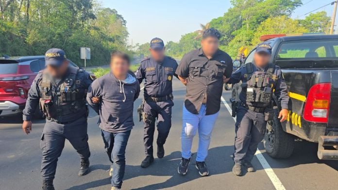 Dos presuntos asaltabuses, uno de nacionalidad nicaragüense, fueron capturados en el kilómetro 51 de la autopista Palín-Escuintla. Foto La Hora: PNC