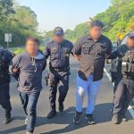 Dos presuntos asaltabuses, uno de nacionalidad nicaragüense, fueron capturados en el kilómetro 51 de la autopista Palín-Escuintla. Foto La Hora: PNC
