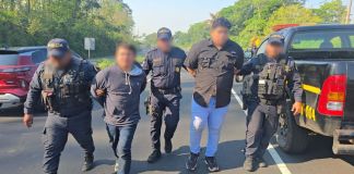 Dos presuntos asaltabuses, uno de nacionalidad nicaragüense, fueron capturados en el kilómetro 51 de la autopista Palín-Escuintla. Foto La Hora: PNC