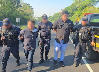 Dos presuntos asaltabuses, uno de nacionalidad nicaragüense, fueron capturados en el kilómetro 51 de la autopista Palín-Escuintla. Foto La Hora: PNC