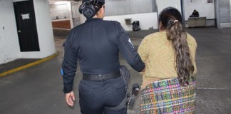 Capturan a mujer en el Aeropuerto La Aurora por intentar viajar con visa falsa a Estados Unidos