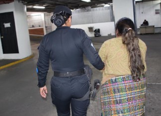 Capturan a mujer en el Aeropuerto La Aurora por intentar viajar con visa falsa a Estados Unidos