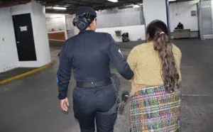 Capturan a mujer en el Aeropuerto La Aurora por intentar viajar con visa falsa a Estados Unidos