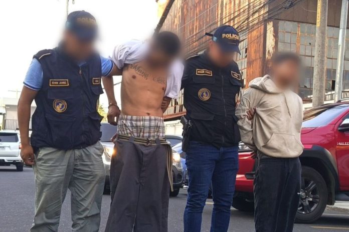 Pandilleros capturados cuando pretendían realizar un ataque armado con un fusil en la colonia El Limón 2, zona 18. Foto La Hora: PNC