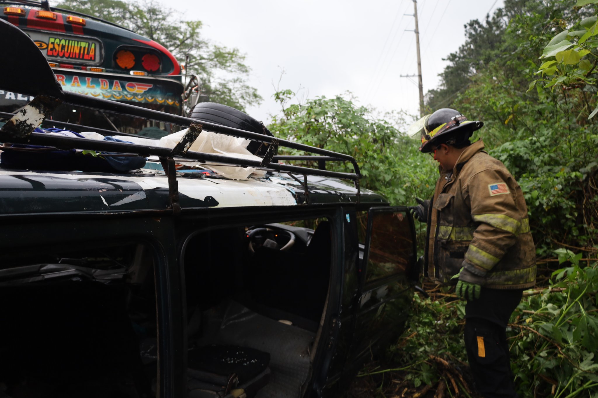 Panel que recibió el impacto del bus extraurbano en el accidente de Palín-Escuintla del 4 de abril. Foto La Hora: Bomberos Voluntarios