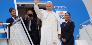 León XIV afirma que Dios está con “los humildes” tras críticas de Donald Trump.