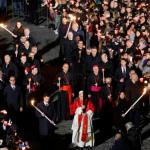 El papa León XIV (C) preside la 'Vía Crucis', la procesión con antorchas del 'Camino de la Cruz', el Viernes Santo en el Coliseo de Roma, Italia, el 3 de abril de 2026. EFE/EPA/Fabio Frustaci
