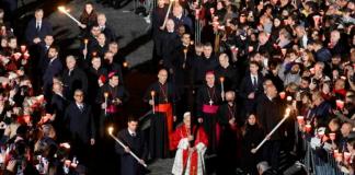 El papa León XIV (C) preside la 'Vía Crucis', la procesión con antorchas del 'Camino de la Cruz', el Viernes Santo en el Coliseo de Roma, Italia, el 3 de abril de 2026. EFE/EPA/Fabio Frustaci