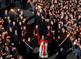El papa León XIV (C) preside la 'Vía Crucis', la procesión con antorchas del 'Camino de la Cruz', el Viernes Santo en el Coliseo de Roma, Italia, el 3 de abril de 2026. EFE/EPA/Fabio Frustaci