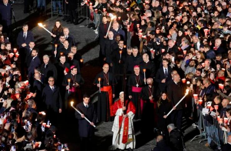 El papa León XIV (C) preside la 'Vía Crucis', la procesión con antorchas del 'Camino de la Cruz', el Viernes Santo en el Coliseo de Roma, Italia, el 3 de abril de 2026. EFE/EPA/Fabio Frustaci