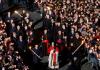 El papa León XIV (C) preside la 'Vía Crucis', la procesión con antorchas del 'Camino de la Cruz', el Viernes Santo en el Coliseo de Roma, Italia, el 3 de abril de 2026. EFE/EPA/Fabio Frustaci