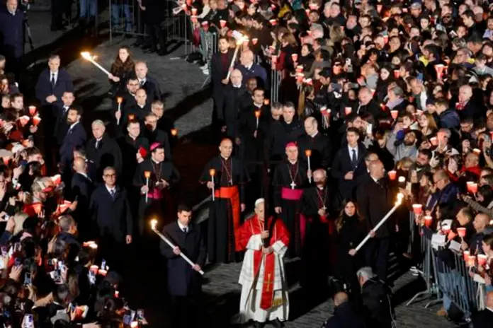 León XIV recupera la tradición de portar la cruz en multitudinario viacrucis en el Coliseo El papa León XIV (C) preside la 'Vía Crucis', la procesión con antorchas del 'Camino de la Cruz', el Viernes Santo en el Coliseo de Roma, Italia, el 3 de abril de 2026. EFE/EPA/Fabio Frustaci