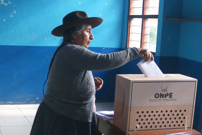 Una mujer deposita su voto este domingo en la localidad de Huayllabamba, en el Cusco.
