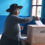 Una mujer deposita su voto este domingo en la localidad de Huayllabamba, en el Cusco.