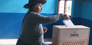 Una mujer deposita su voto este domingo en la localidad de Huayllabamba, en el Cusco.