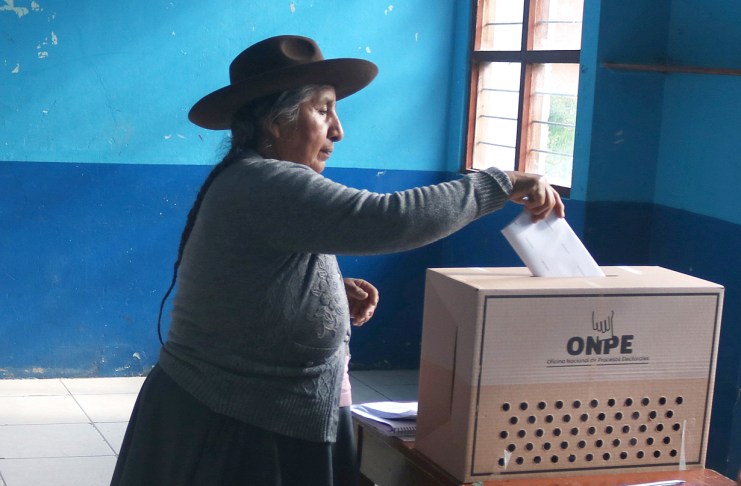 Una mujer deposita su voto este domingo en la localidad de Huayllabamba, en el Cusco.