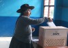 Una mujer deposita su voto este domingo en la localidad de Huayllabamba, en el Cusco.