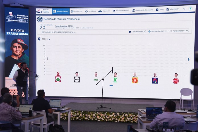 Cierran los centros de votación en Perú e inicia un escrutinio que se prevé largo y lento Fotografía que muestra la trasmisión de los escrutinios en la sede de la Oficina Nacional de Procesos Electorales (ONPE) este domingo, en Lima (Perú)