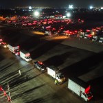 Fotografía aérea que muestra camiones que transportan material electoral hacia los locales de votación en Lima Metropolitana y el Callao en el marco de las elecciones generales de este domingo.
